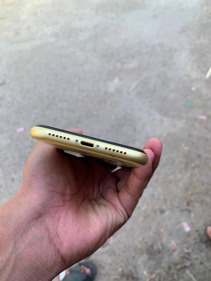 Apple iPhone 11 3