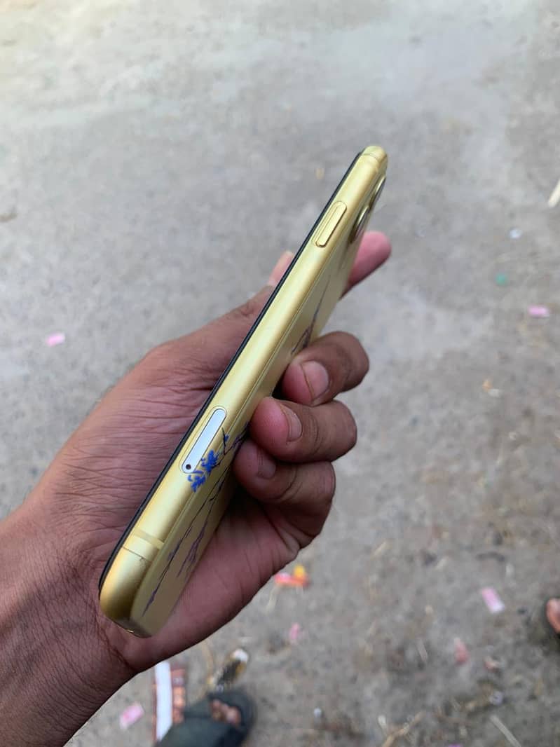 Apple iPhone 11 4