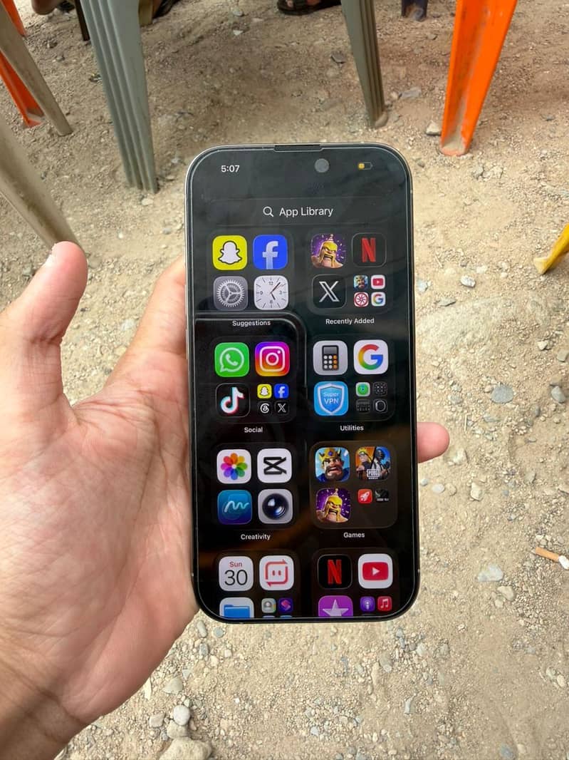 Apple iPhone 16 Pro 1