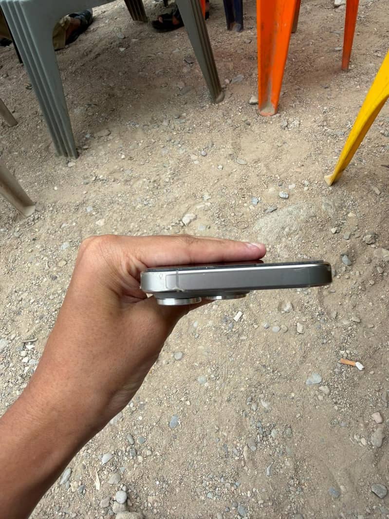 Apple iPhone 16 Pro 3