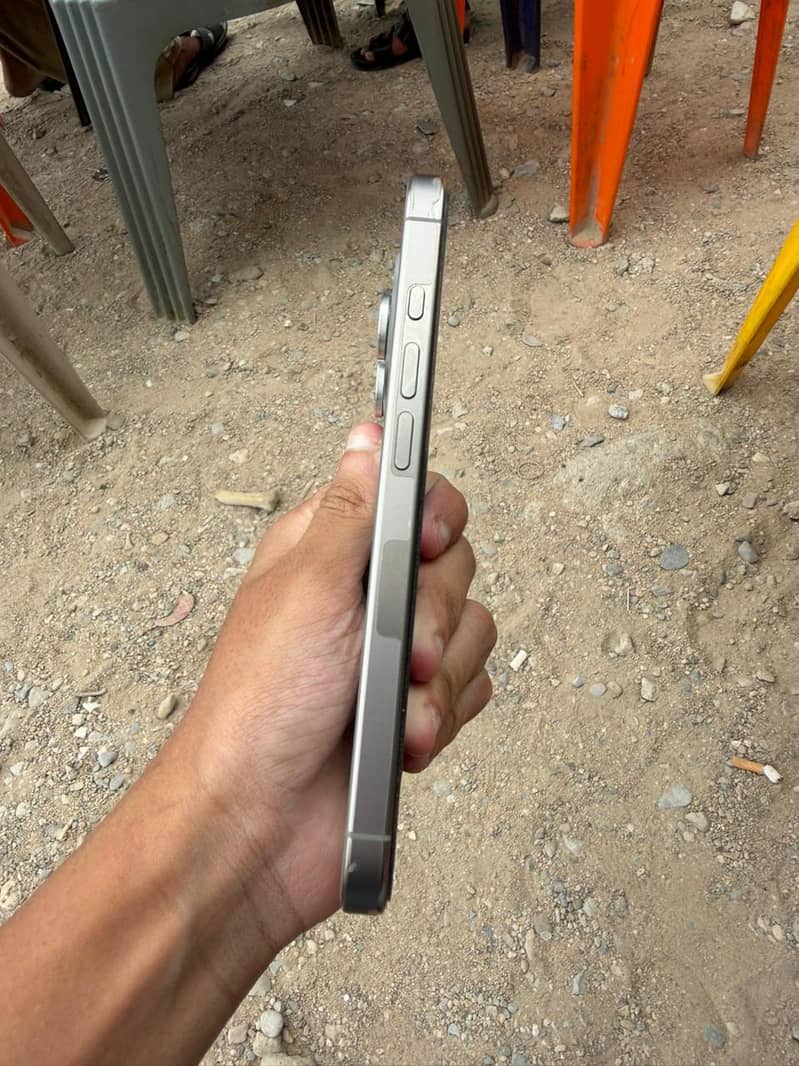 Apple iPhone 16 Pro 4