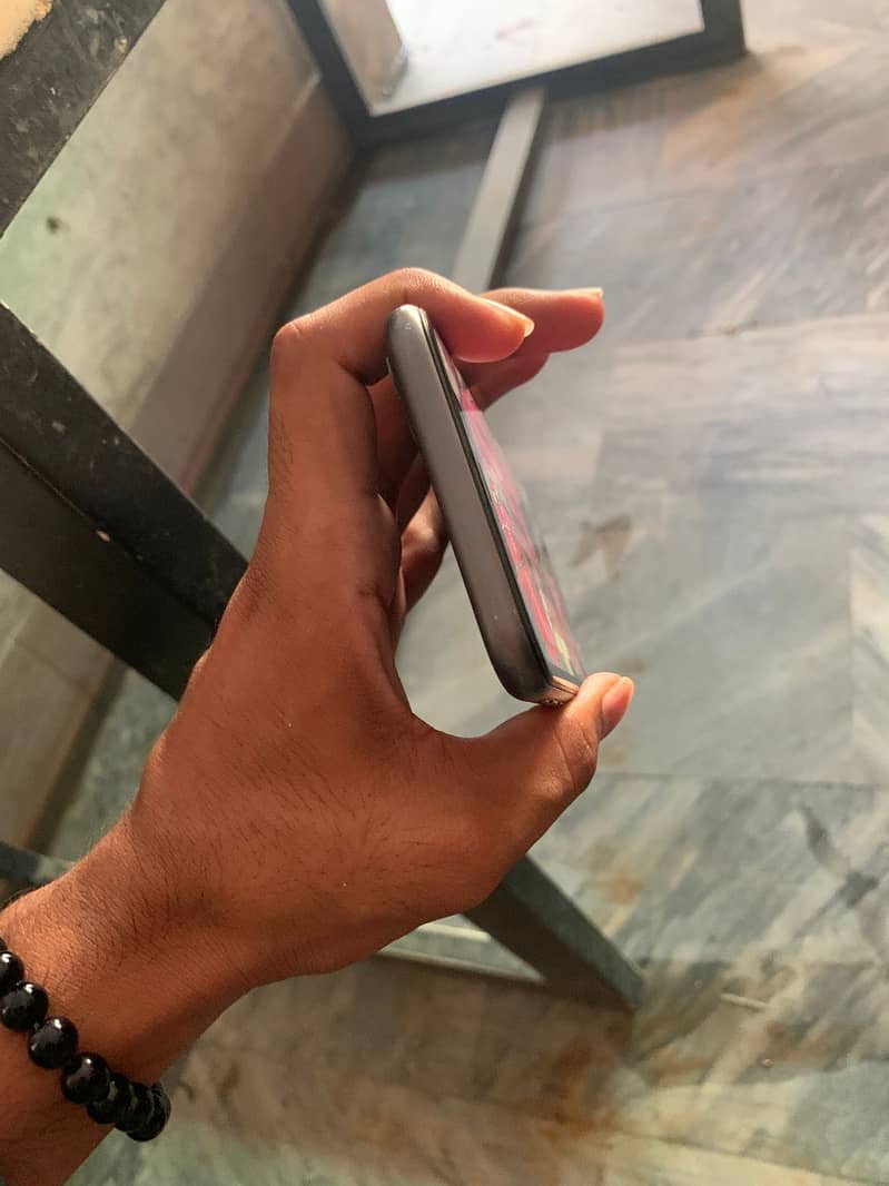 Apple iPhone 11 4