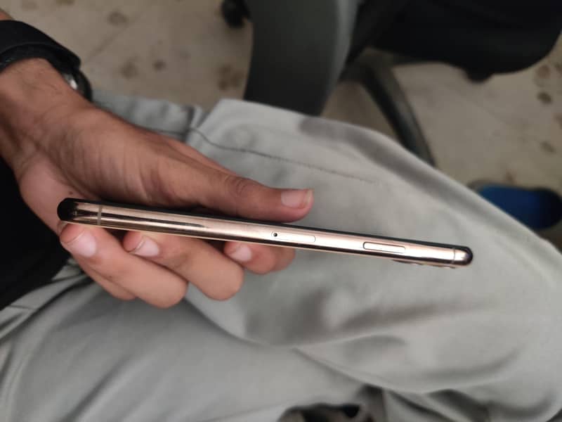 Apple iPhone 11 Pro Max 2