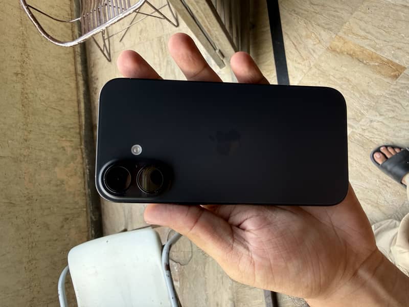 Apple iPhone 16 7