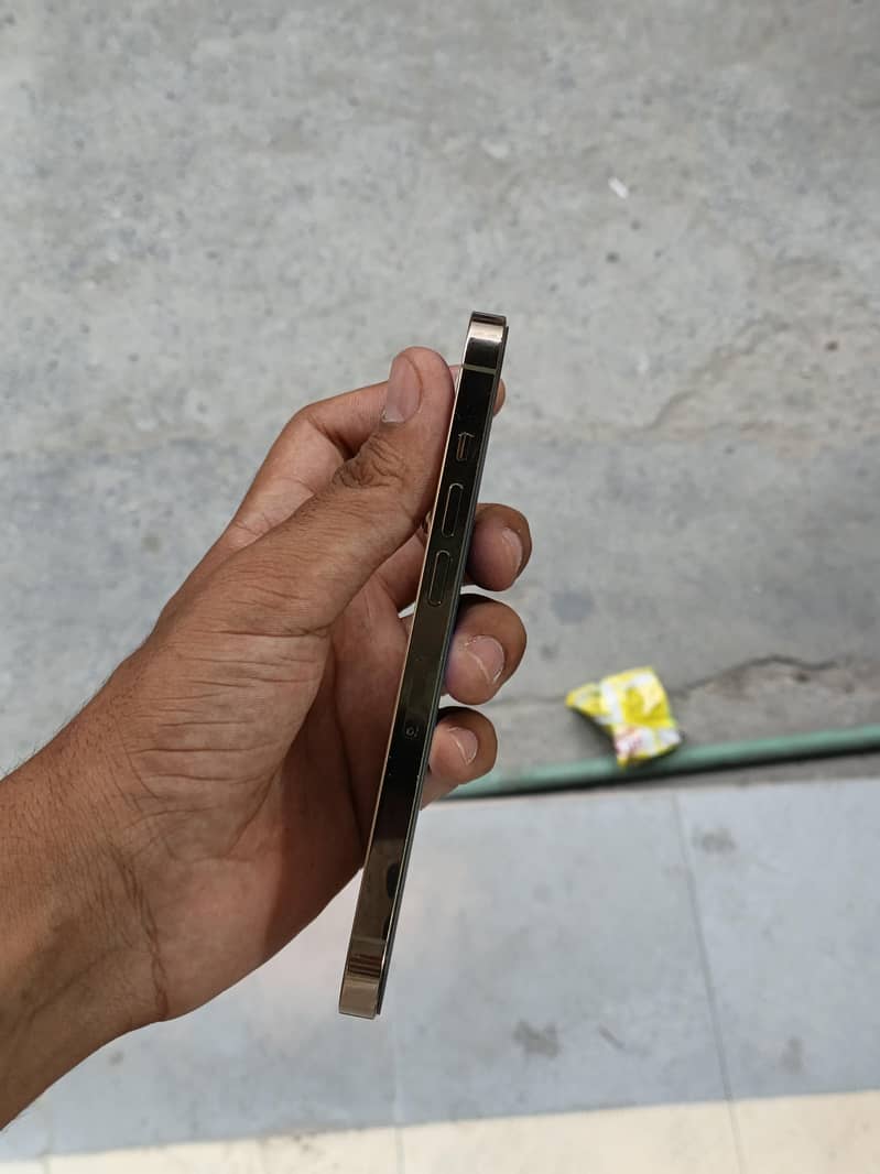 Apple iPhone 13 Pro 4