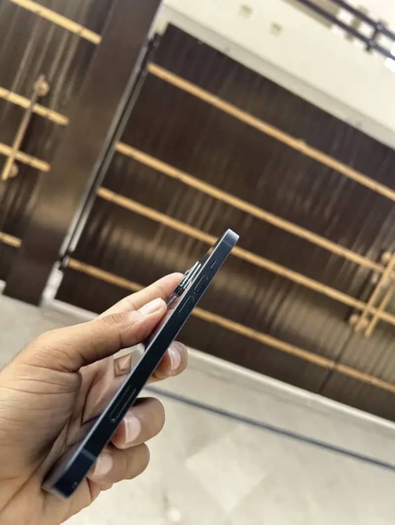 iPhone 13 3