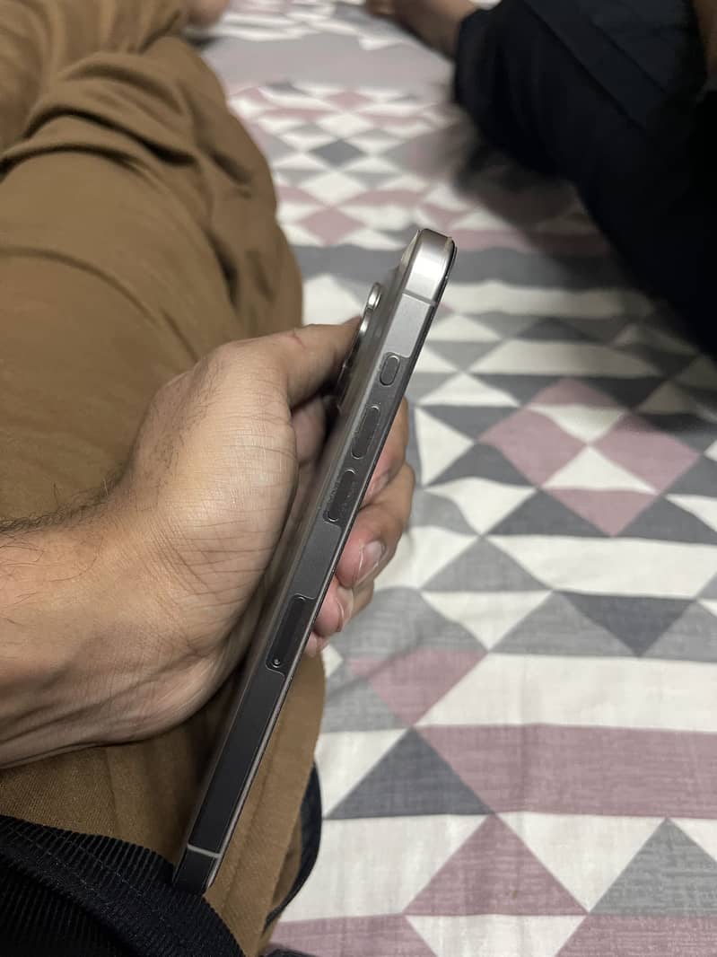 Apple iPhone 15 Pro Max 2