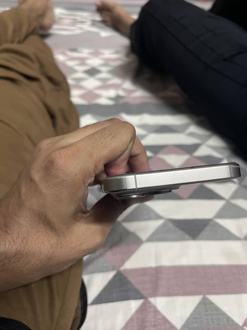 Apple iPhone 15 Pro Max 4