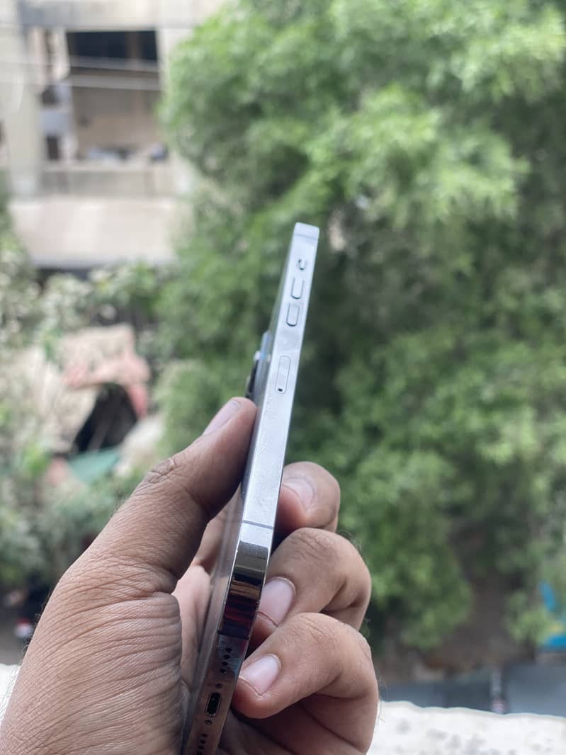 Apple iPhone 12 Pro Max 4