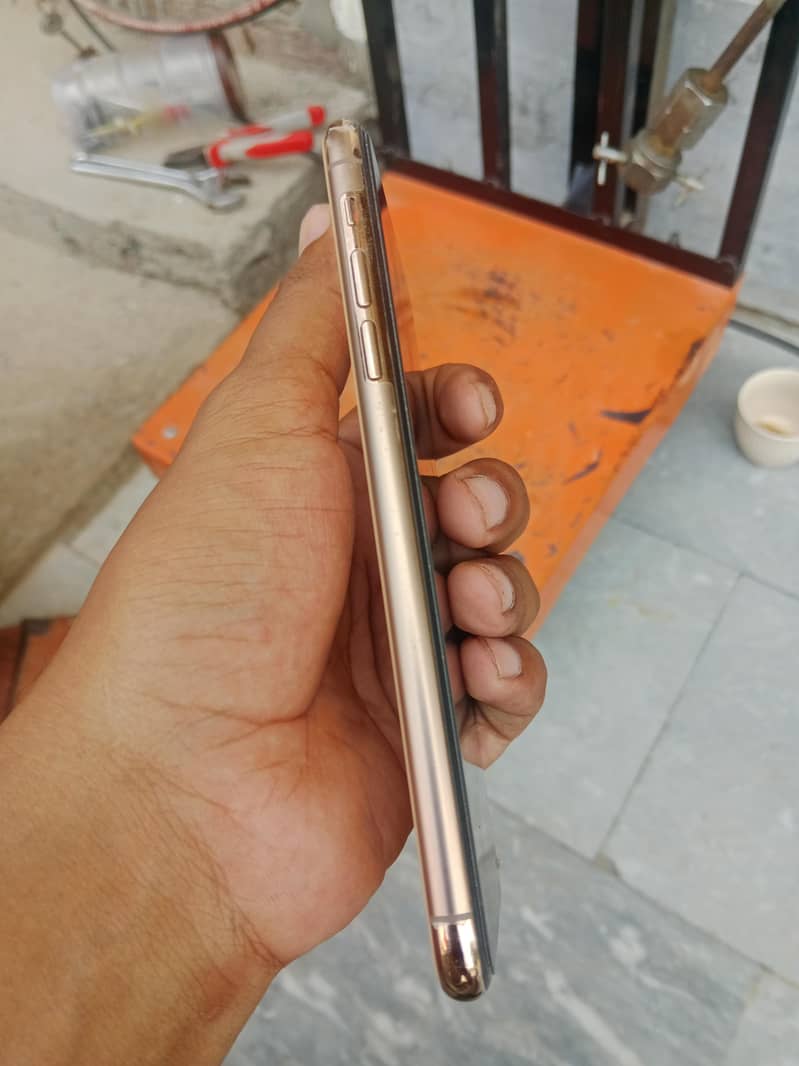 Apple iPhone 11 Pro Max 4