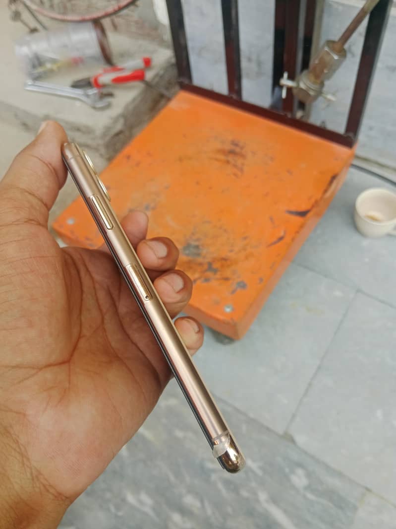 Apple iPhone 11 Pro Max 6