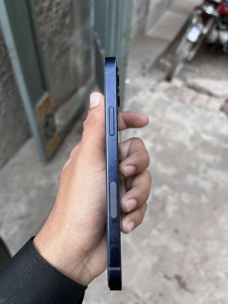 Apple iPhone 12 4