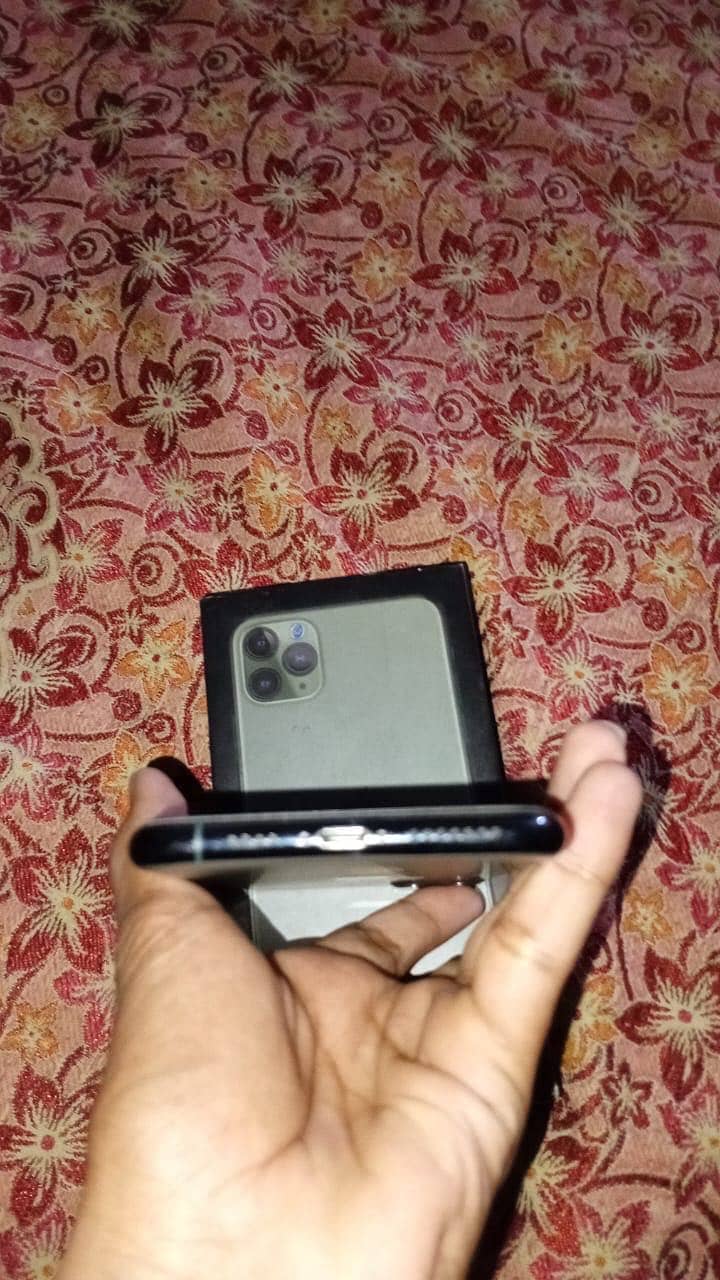 Iphone 11 pro max with box 2