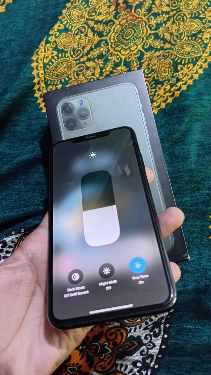 Iphone 11 pro max with box 3