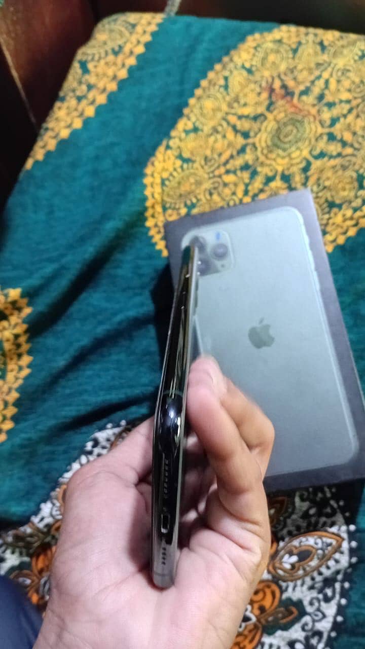 Iphone 11 pro max with box 5