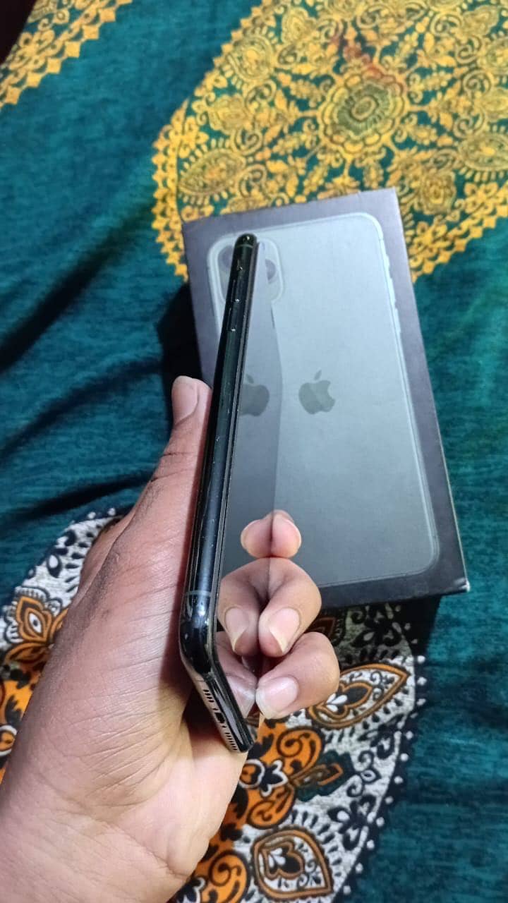 Iphone 11 pro max with box 6