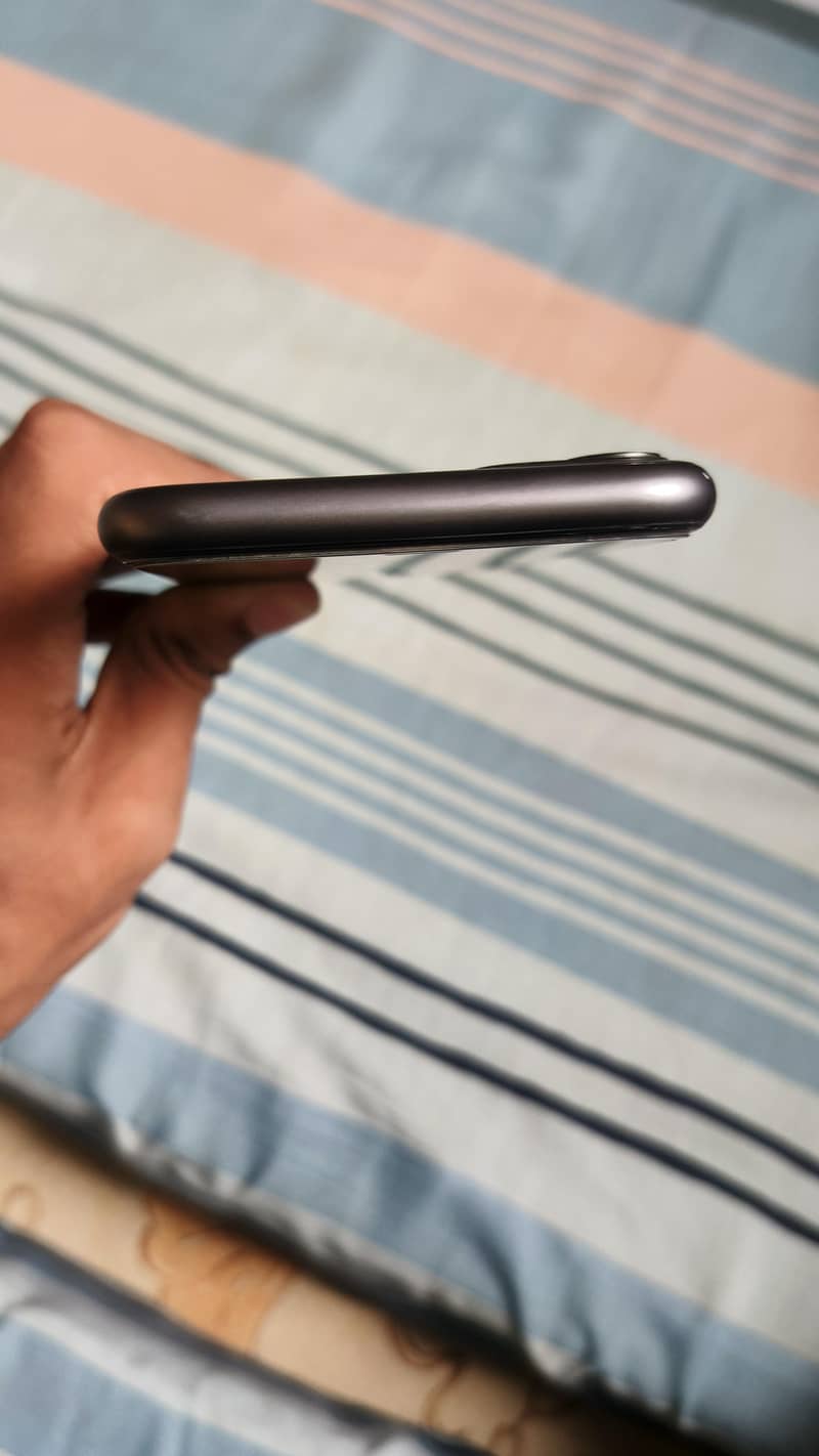 Apple iPhone 11 4