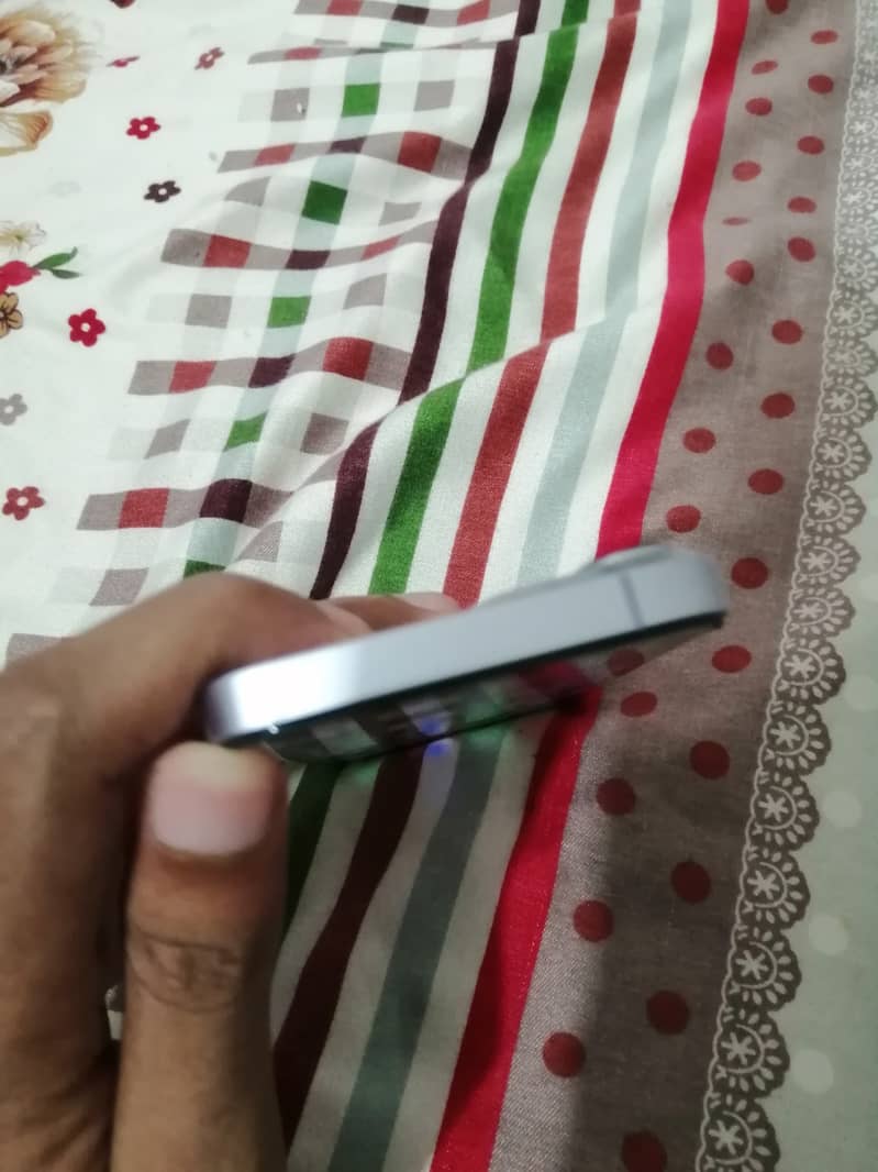 Apple iPhone 14 4