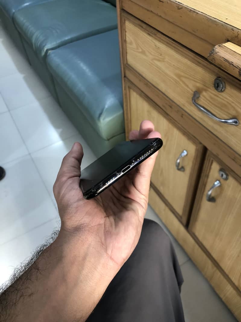 Apple iPhone 11 Pro Max 4