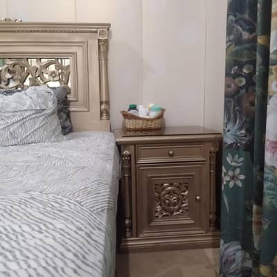 1 double bed 2 site table