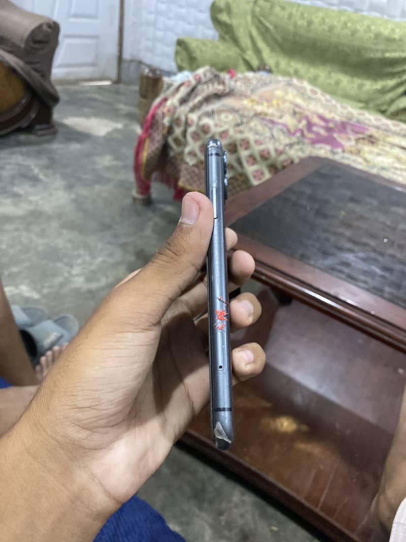 Apple iPhone 11 3