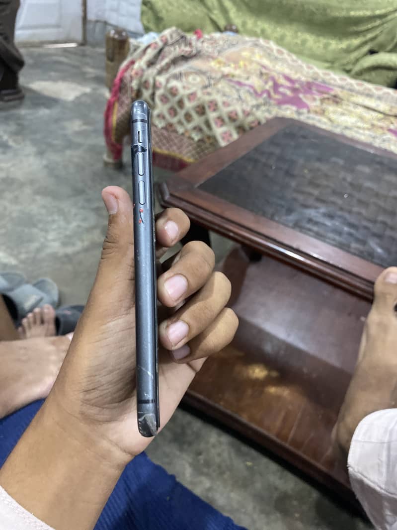 Apple iPhone 11 4