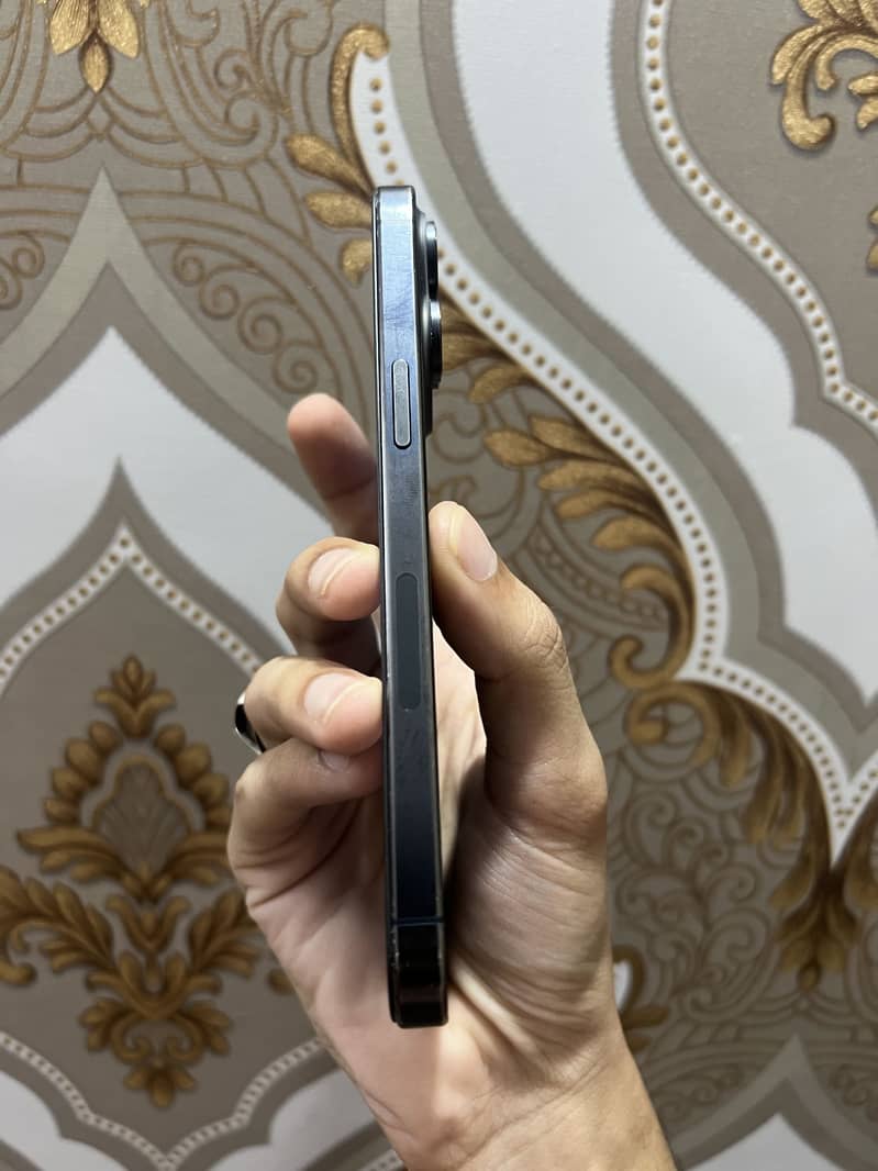Apple iPhone 15 Pro Max 2