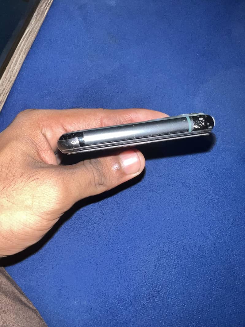 Apple iPhone 11 Pro 4