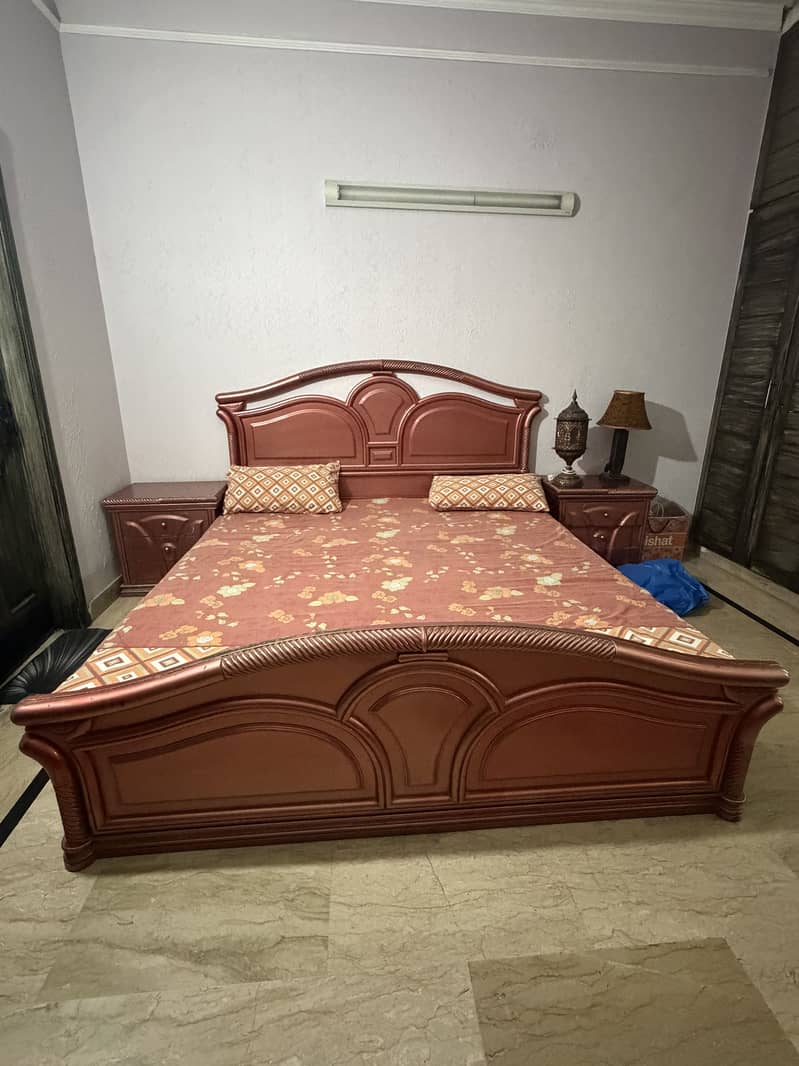 Bed set with two sides tables 0