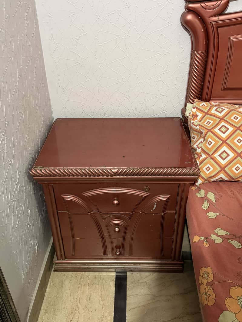 Bed set with two sides tables 2