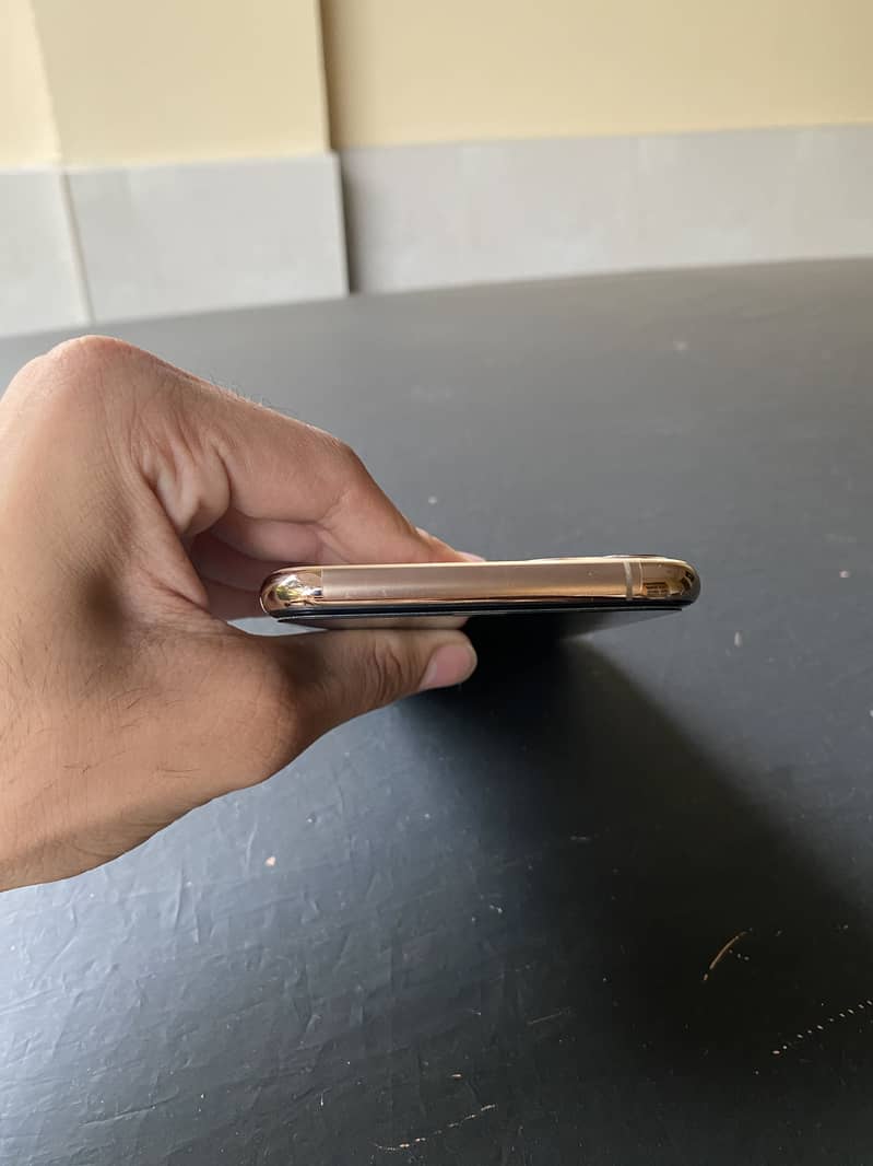 Apple iPhone 11 Pro Max 4