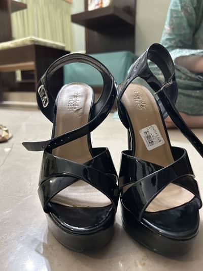 10/10 condition heels totally new bought from USA