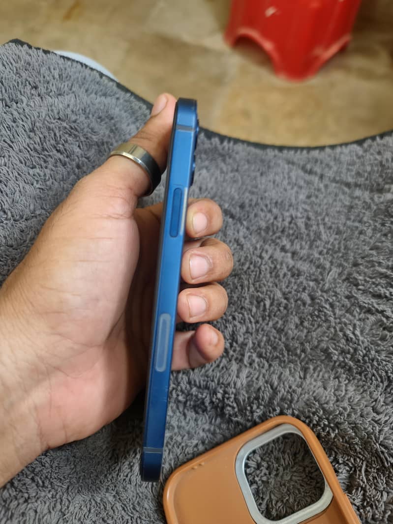 Apple iPhone 12 4