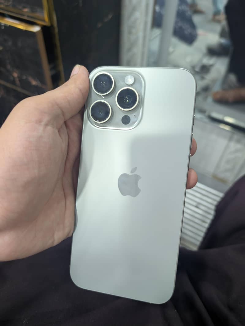 Apple iPhone 16 Pro Max 2