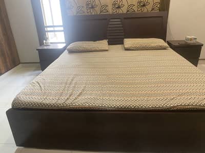 Bed with 2 side tables