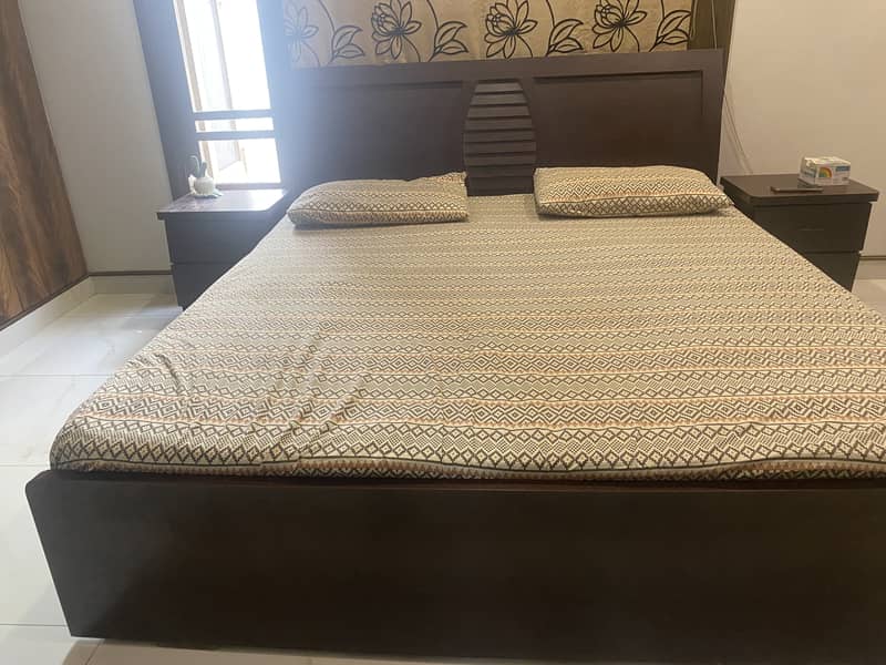 Bed with 2 side tables 0
