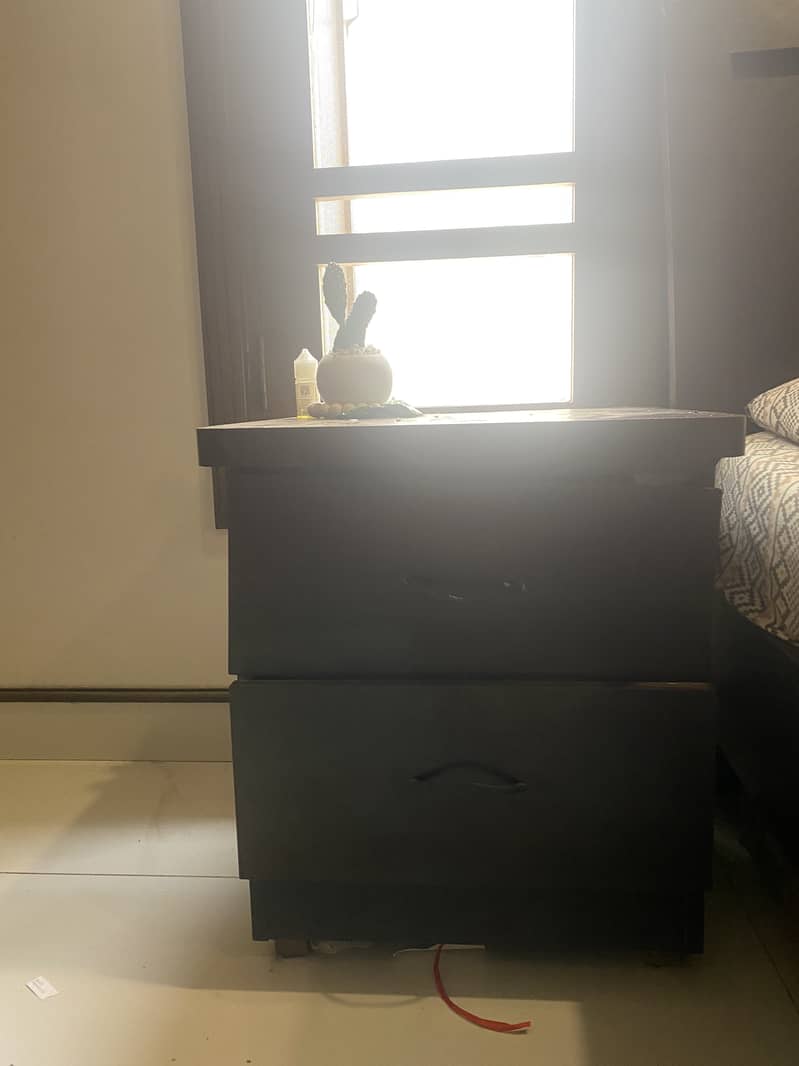 Bed with 2 side tables 2
