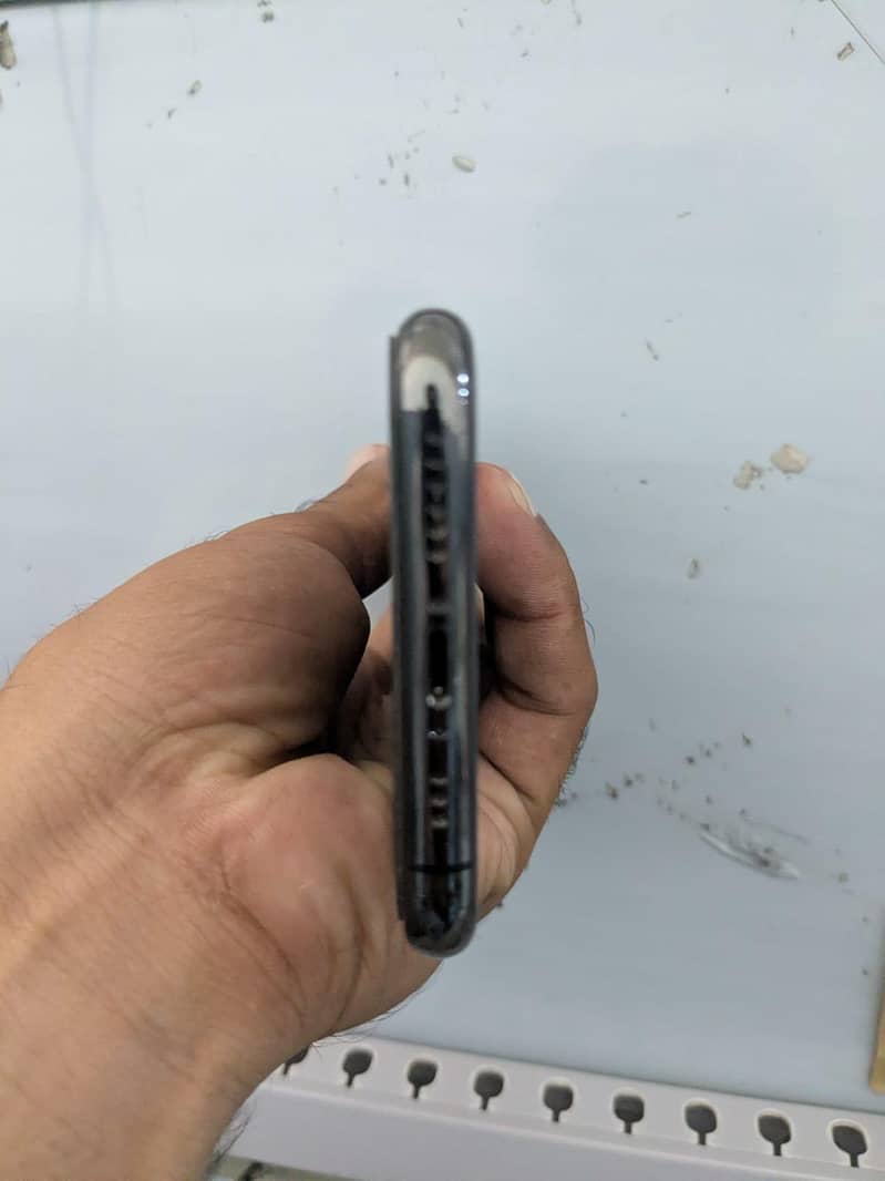 Apple iPhone 11 Pro 4