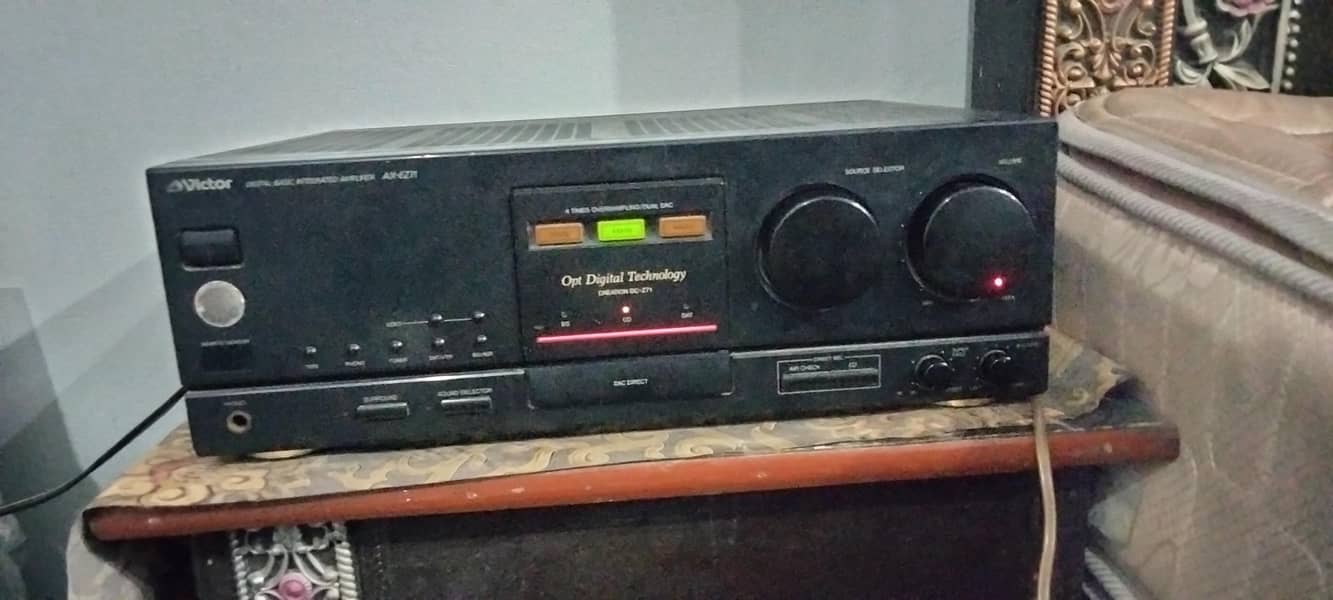 amplifier & speakers 0