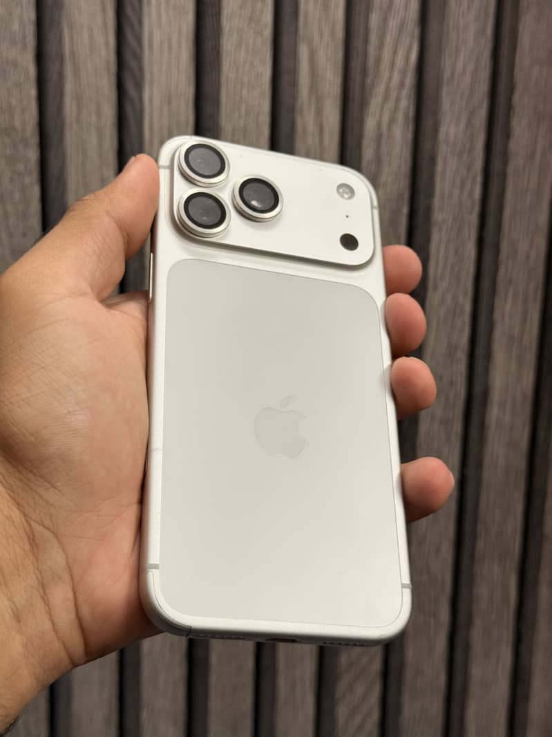 Apple iPhone 17 Pro Max 1