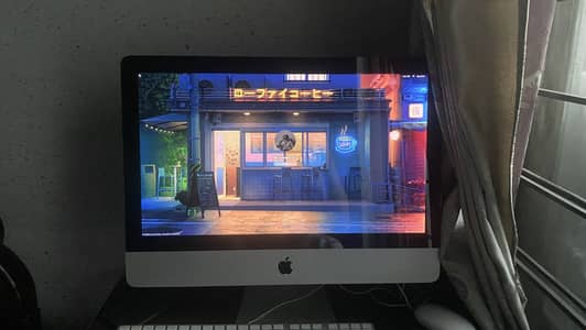 iMac (21.5 inch, Mid 2011) with original keyboard and mouse