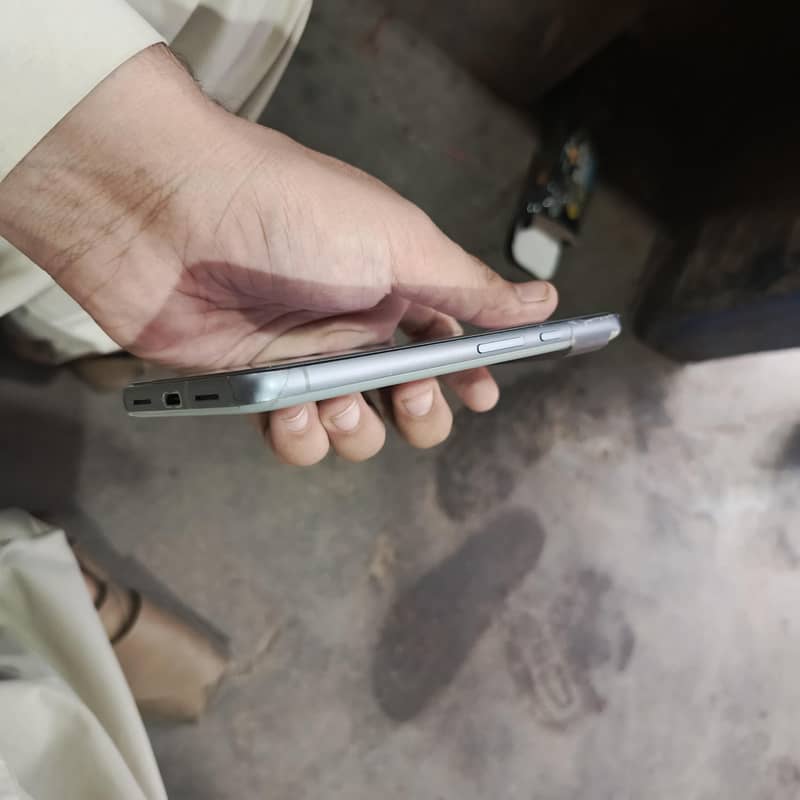 Google Pixel 8 4