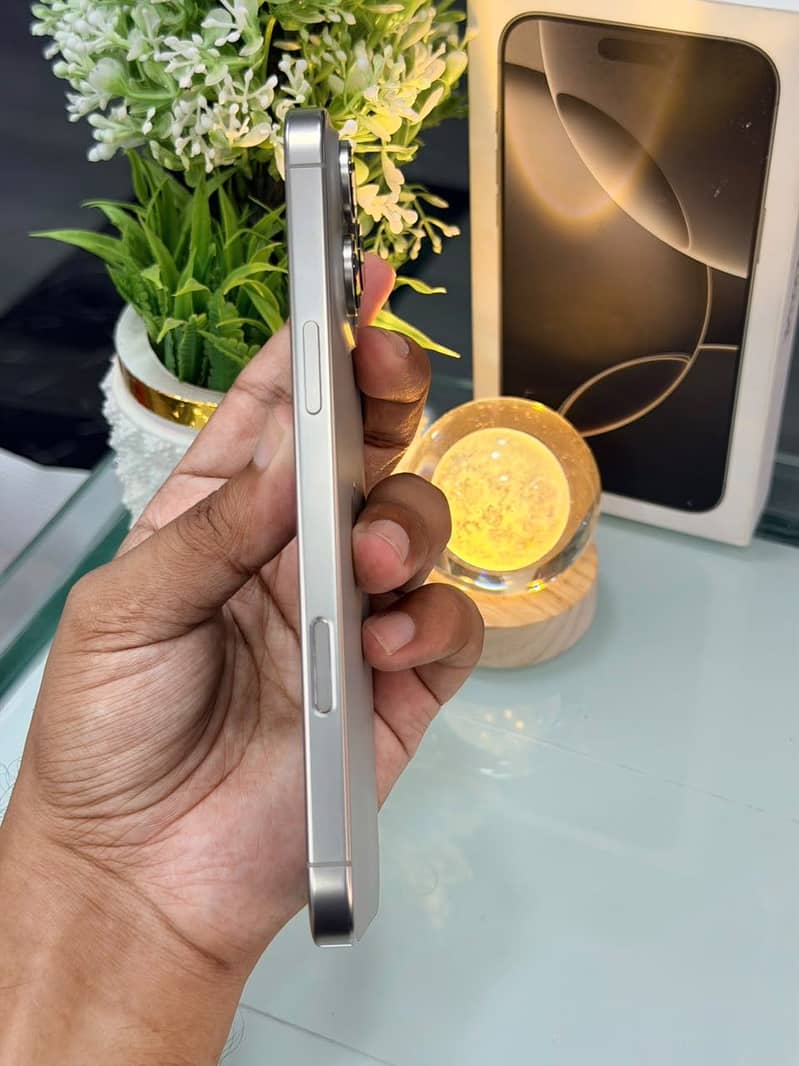 Apple iPhone 16 Pro Max 4