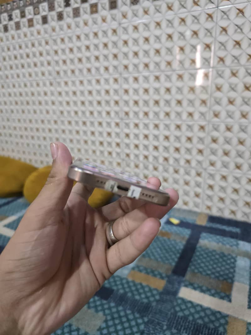 Apple iPhone 16 Pro 1