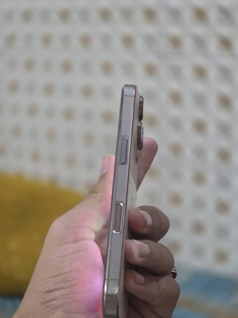 Apple iPhone 16 Pro 3