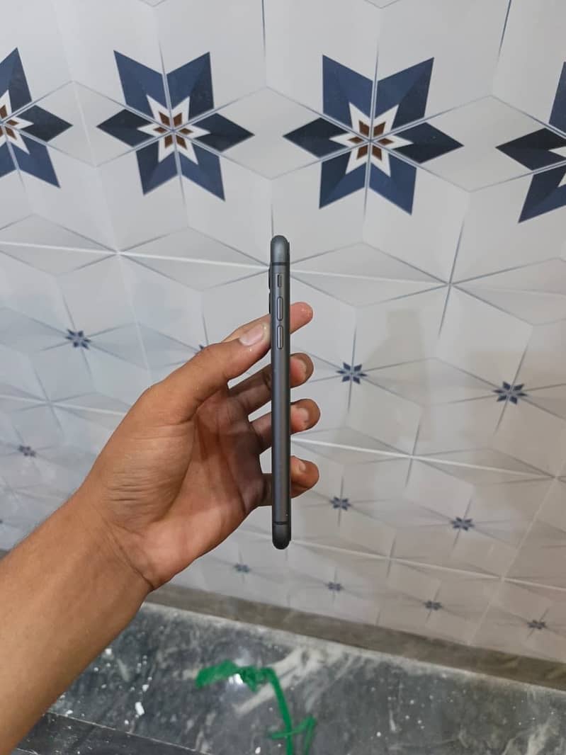 Apple iPhone 11 4