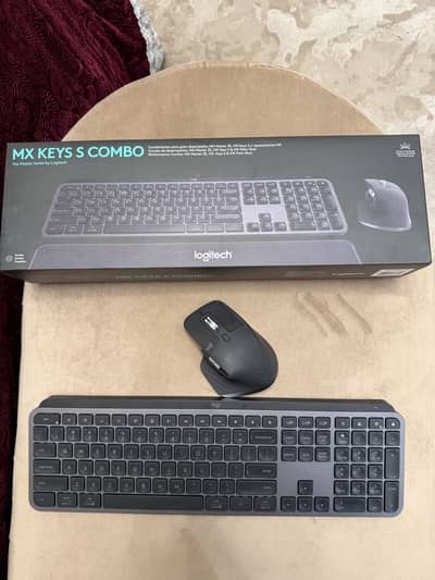 Logitech mx keys and mx master 3 with palm rest combo