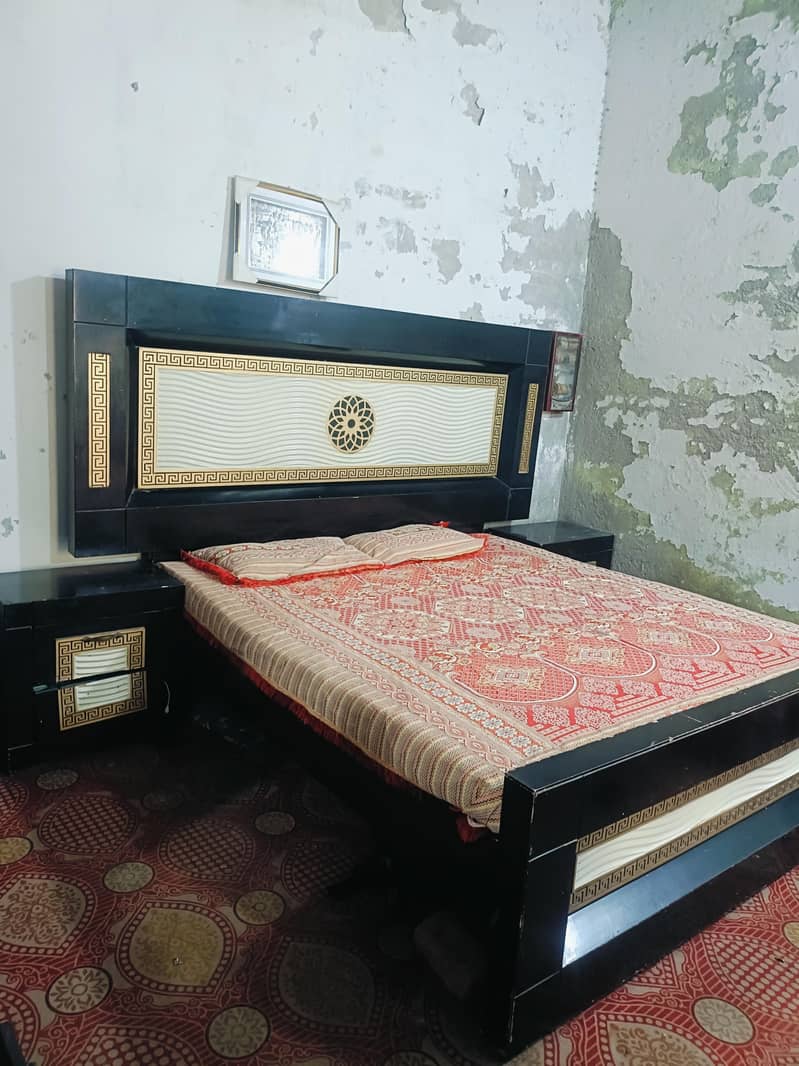 KING SIZE BED | DRESSING TABLE 3