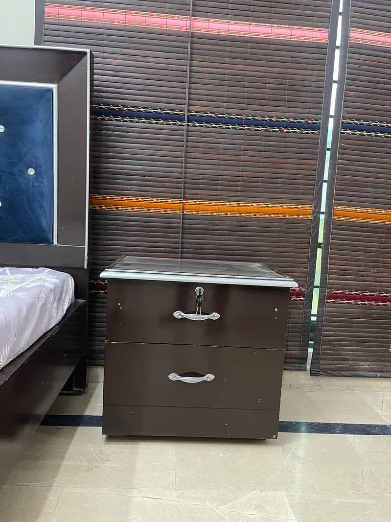 single bed with one side table 3