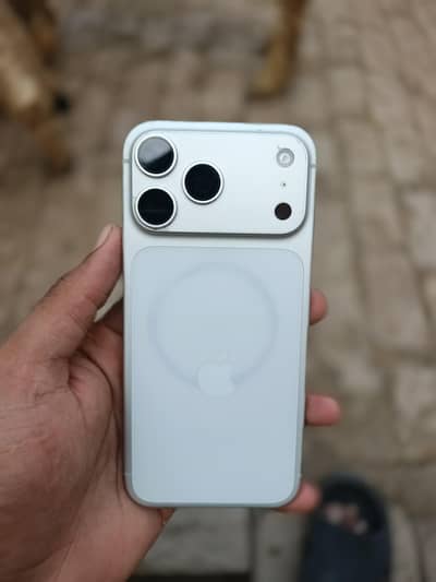 iphone 17promax 10/10  betry health 99 with box